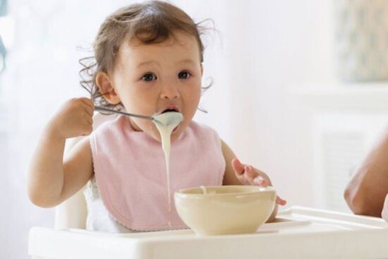 Thời điểm bắt đầu nên cho bé ăn phô mai, sữa chua, váng sữa