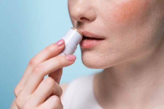 Mẹo "cấp cứu" da môi bị khô ráp, giúp đôi môi không còn bị nứt nẻ