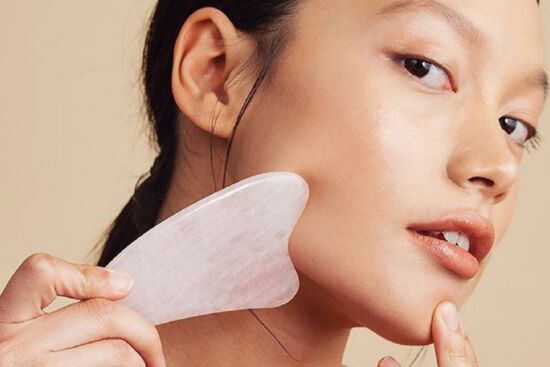 Mách nàng cách dùng guasha giúp cải thiện tình trạng da chảy xệ, nếp nhăn lão hóa
