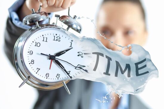 Đừng bắt trẻ sơ sinh là cái đồng hồ