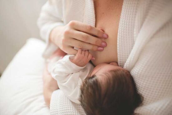 Hiểu về sữa mẹ? Tại sao trẻ sơ sinh thường ngủ gật ngay sau khi bú 15 phút?