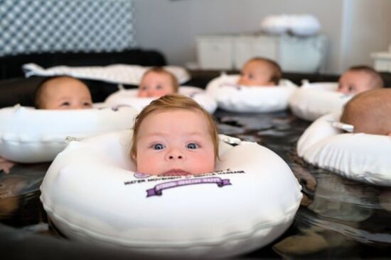 Hướng dẫn cách cho bé bơi thủy liệu (floating baby) tại nhà