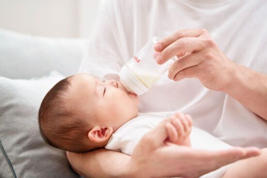 Tập cho bé bú bình đúng cách