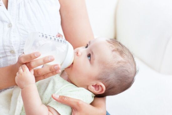 Cách hạn chế đầy hơi cho bé khi bú bình