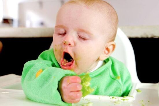 Sơ cứu cho bé bị sặc và nghẹt thở khi ăn dặm