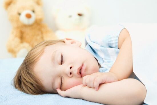 Cho bé ngủ muộn để ngủ xuyên đêm, ngủ muộn để dậy muộn có đúng không?