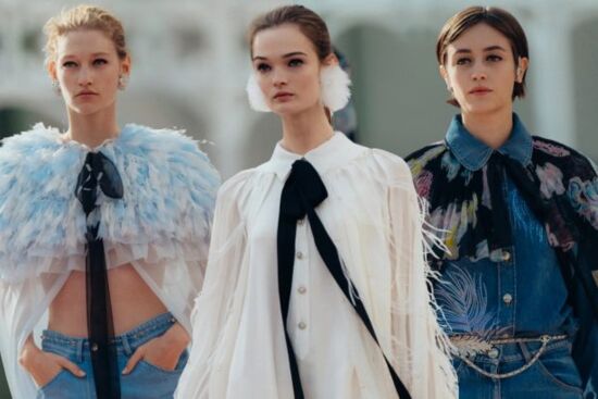 Xu hướng trang điểm đính sequin “khuấy đảo” sàn diễn Chanel Xuân-Hè 2025