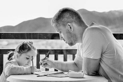 Làm sao nói chuyện với trẻ để trẻ ngoan và hiểu