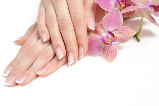 Mách nàng 5 cách dưỡng móng tay chắc khỏe đơn giản tại nhà