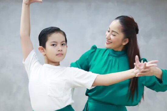 Khánh Thi bật khóc khi nhắc đến con trai