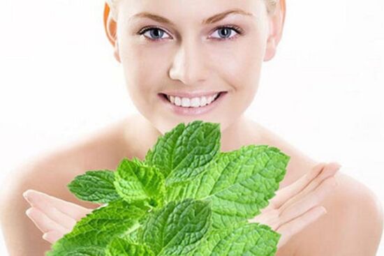 3 công thức mặt nạ từ lá bạc hà giúp loại bỏ mụn, se khít lỗ chân lông