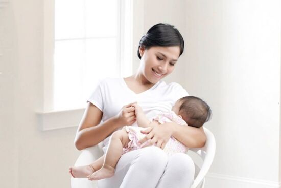 Sữa mẹ vắt ra để được bao lâu và các lưu ý khi bảo quản