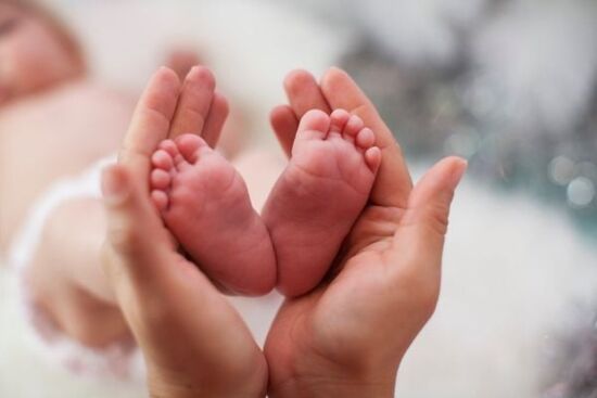 Trẻ sơ sinh bị bong tróc da, nguyên nhân và cách điều trị