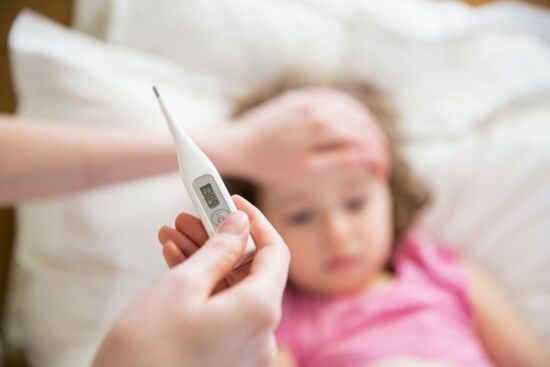 Cách chăm sóc trẻ sơ sinh khi bị sốt, dấu hiệu cần đưa bé đến viện ngay