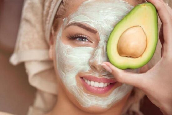 Làm mặt nạ bơ sữa chua để dưỡng da trắng sáng ngày hè