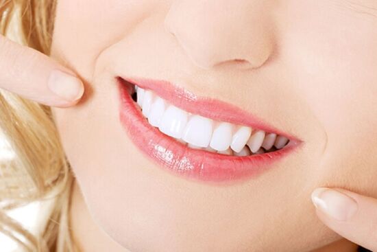 6 nguyên liệu có trong nhà bếp được coi là bàn chải tự nhiên giúp răng trắng sáng hơn
