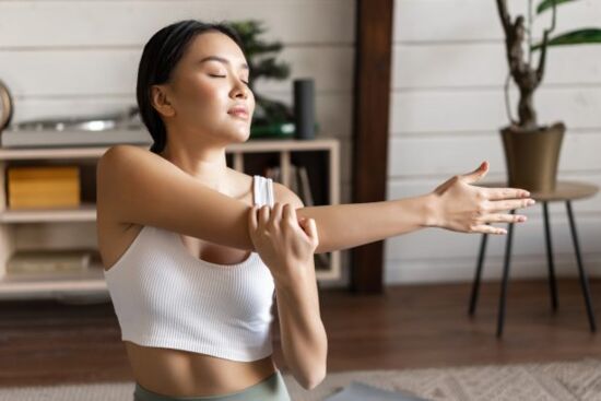 Những bài tập vai đơn giản dành cho dân văn phòng