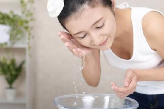 Chỉ cần 1 chai giấm trắng có thể xóa nếp nhăn và làm mờ nám trong 1 tuần, làn da trở nên trắng mịn