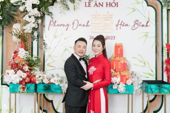 Shark Bình công khai khoá môi Phương Oanh ngọt ngào