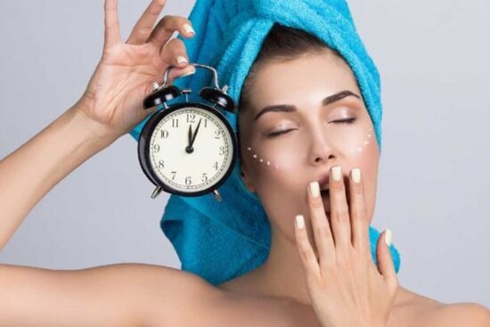 Gợi ý 6 bước chăm sóc da cơ bản vào buổi tối giúp làn da của chị em 40 tuổi thêm rạng rỡ