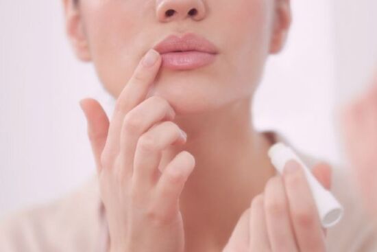 6 mẹo đơn giản dưỡng đôi môi mịn màng, hồng hào