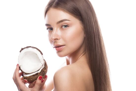 Cách chăm sóc tóc mềm mượt chắc khoẻ nhờ dầu dừa, chẳng cần phải tốn tiền đến salon