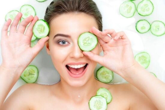 Mách nàng cách massage mặt bằng “dưa leo đông lạnh” giúp da trắng sáng, giảm mụn và se khít lỗ chân lông