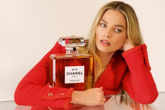 Margot Robbie chính thức trở thành gương mặt đại diện mới của Chanel N°5