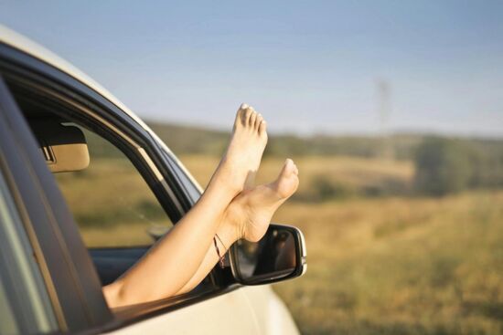 4 mẹo cơ bản nâng niu đôi bàn chân của bạn, giải quyết triệt để tình trạng gót chân khô