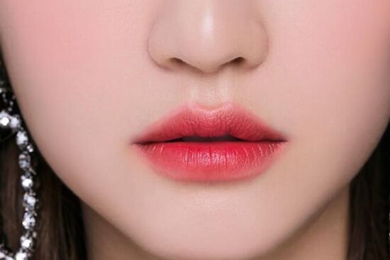 Mẹo tô son môi bền màu lâu trôi mà không hề bị khô chị em nên biết