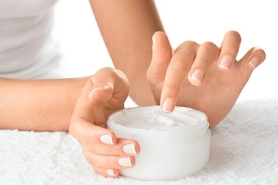 Mẹo dưỡng da tay và gót chân mềm mịn, khỏe mạnh ngày lạnh