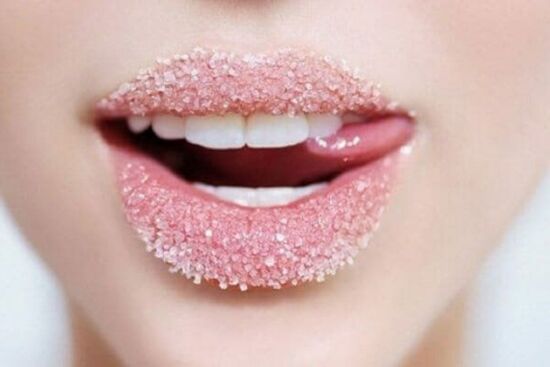 7 cách tẩy da chết môi tự nhiên, dễ làm ngay tại nhà, giúp bạn sở hữu đôi môi quyến rũ