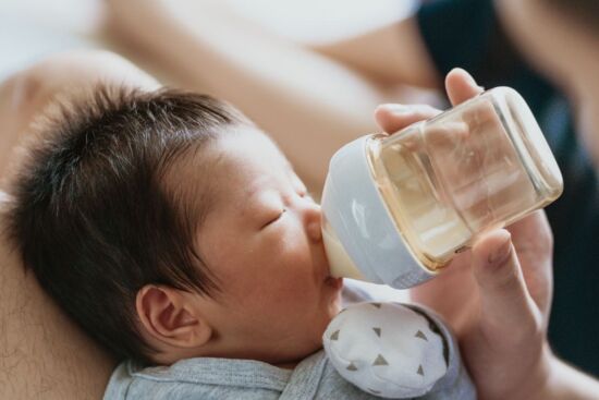 Cách tập bú bình cho bé – Mẹo giúp bé hợp tác chỉ sau 1 ngày