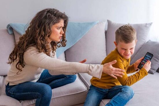 Đừng Để Điện Thoại Nuốt Mất Tuổi Thơ Của Con