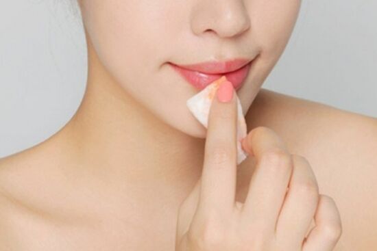 4 mẹo cơ bản giúp môi thâm mấy cũng trở nên hồng hào
