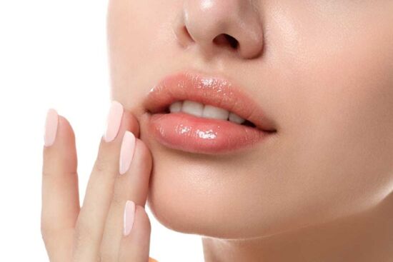Ghim ngay tuyệt chiêu giải quyết tình trạng môi khô sau khi đánh son bóng