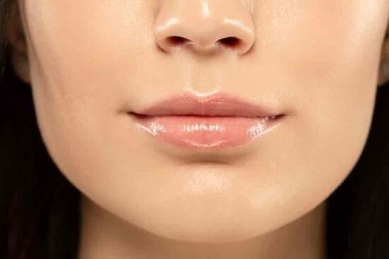 Mách nàng cách tránh môi khô khiến môi bong tróc, son không bám đều màu